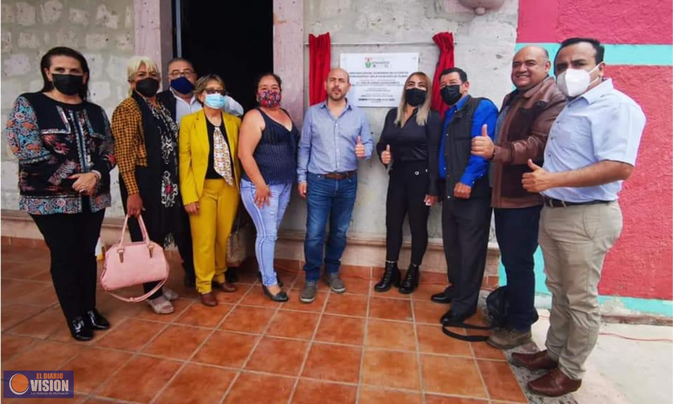 Eric Gaona García, inauguró la techumbre en la Tenencia de Téjaro