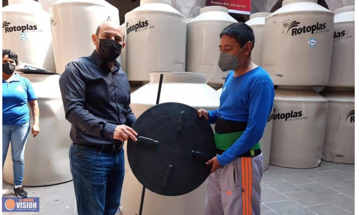 Eric Gaona García, hizo entrega de tinacos a bajo costo a familias del Municipio