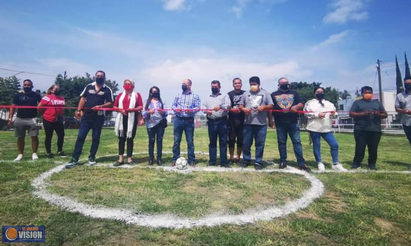 Eric Gaona García, inauguró la unidad deportiva perteneciente al Fraccionamiento Campestre.