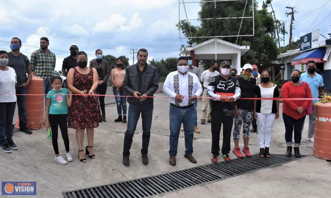 Adrián Melgoza Novoa, inauguró el drenaje pluvial en la comunidad de Tocuaro