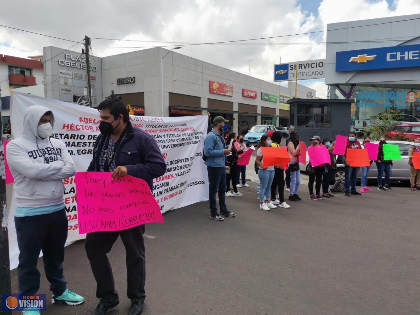 Integrantes de la USICAMM bloquean la circulación en el Obelisco al General Lázaro Cárdenas 