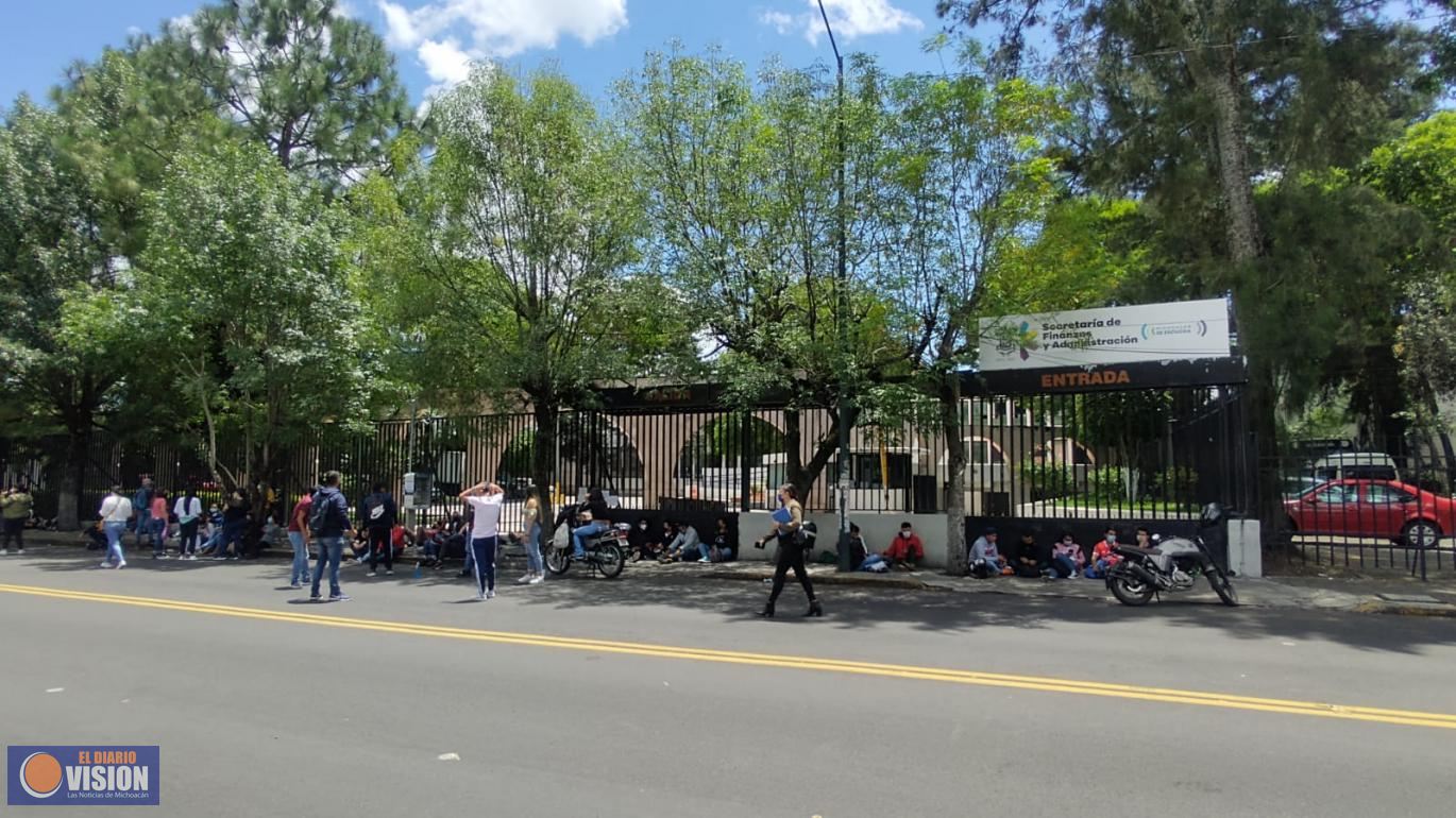 Normalistas, bloquean Secretaría de Finanzas
