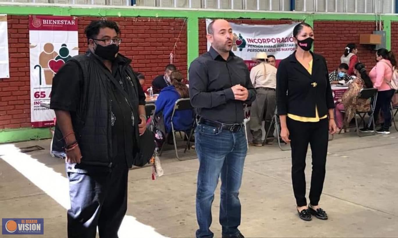 Eric Gaona, asiste a la entrega de apoyos del programa de bienestar social para el adulto mayor