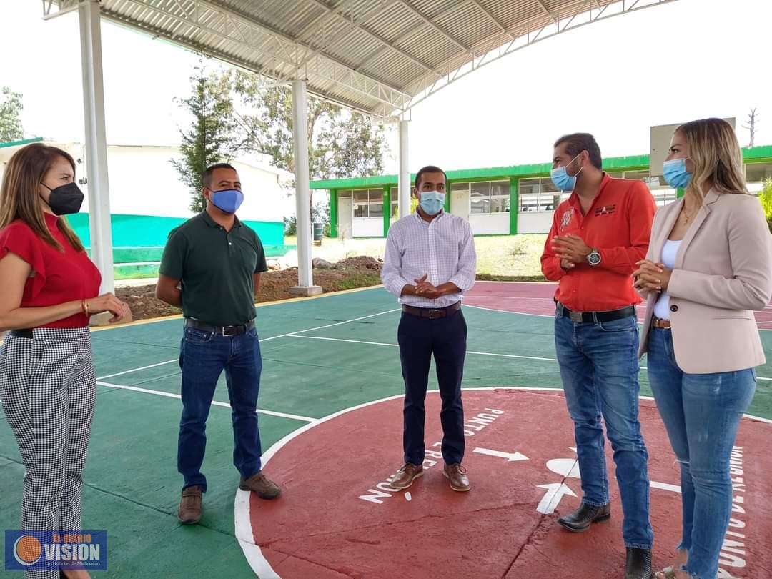 Adrián Melgoza, inauguró la techumbre del espacio deportivo del CBTA Erongarícuaro