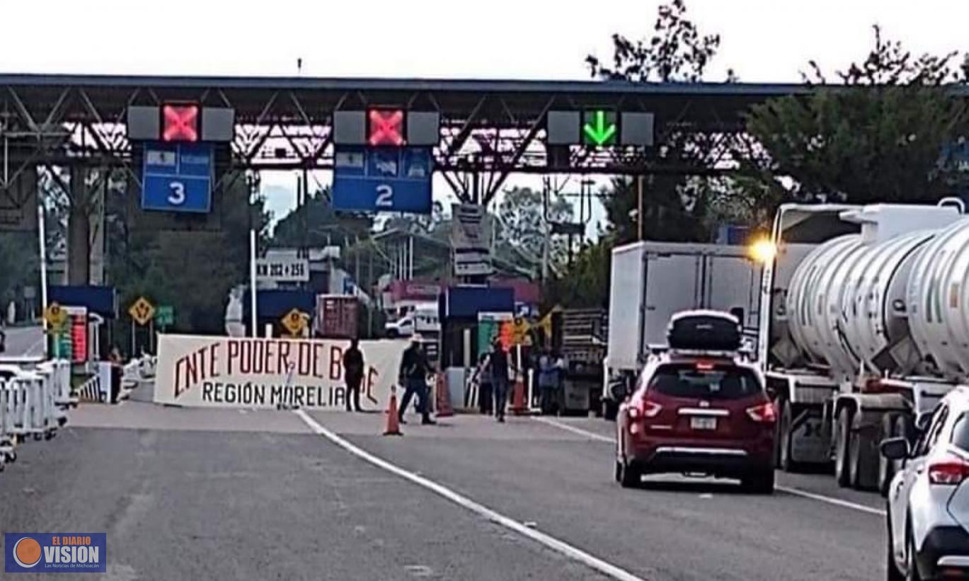 Profesores de la CNTE se manifiestan en las casetas de Zinapécuaro y Vista Hermosa