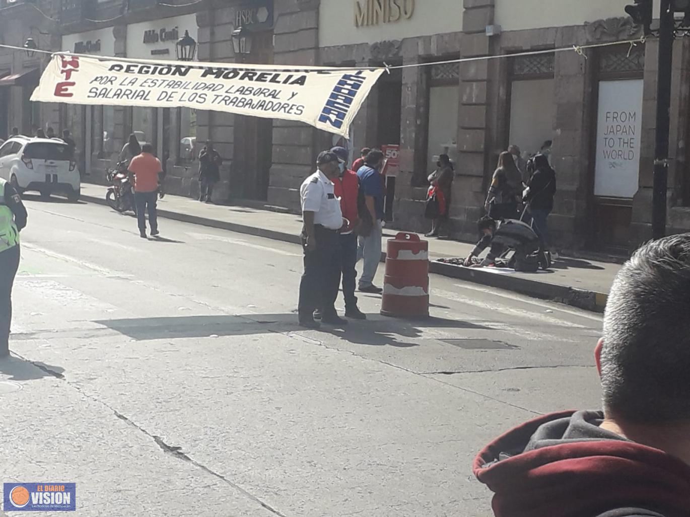 Bloquean Avenida Madero, maestros demócraticos