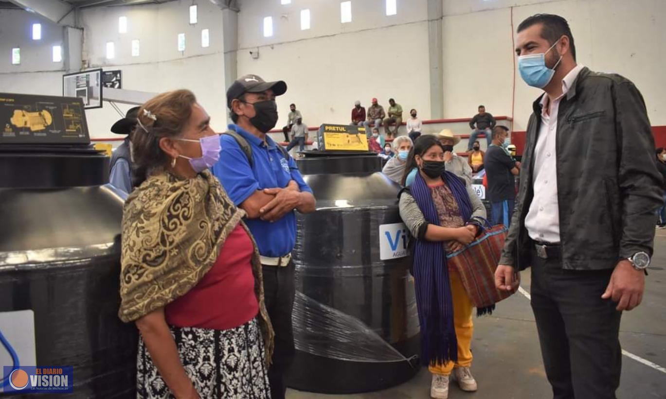 Adrián Melgoza, hizo entrega de apoyos del programa 
