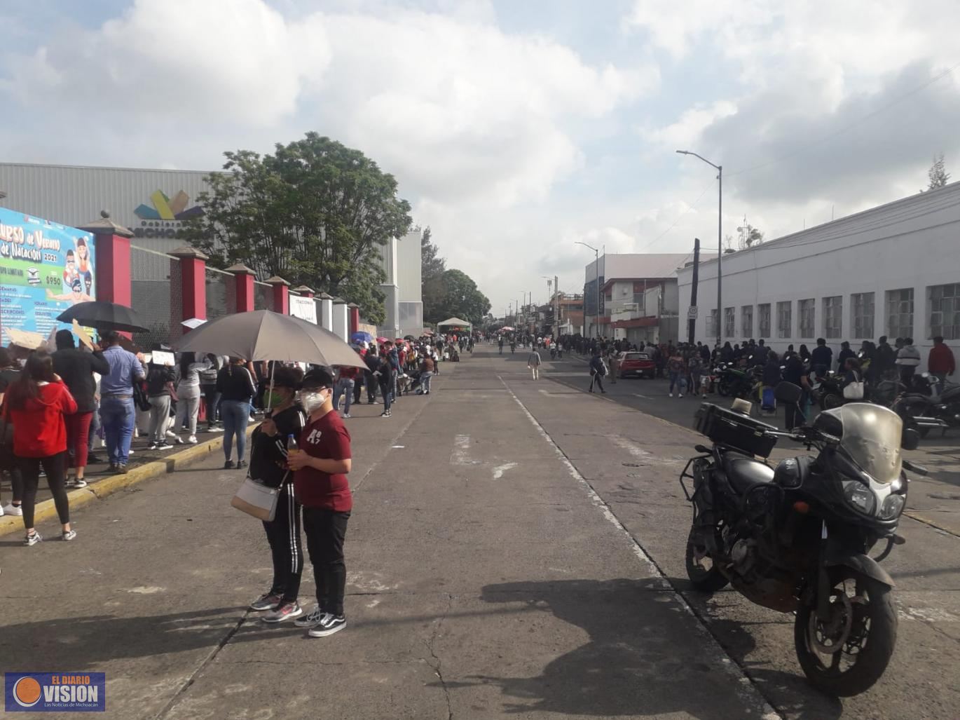 Jóvenes, abarrotan centros de vacunación, en Morelia 