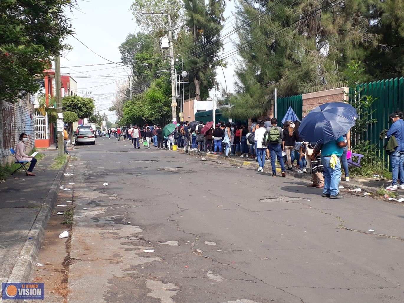 Largas filas, durante último día de vacunación de 18 a 29 años en Morelia