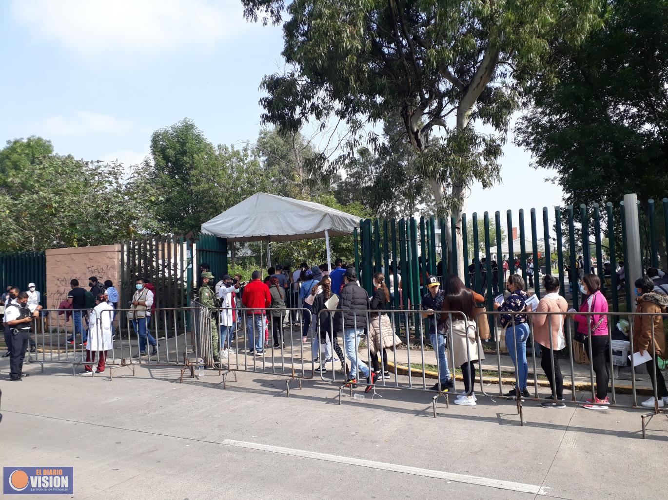 Gran afluencia de jóvenes a unidades de vacunación anti COVID-19
