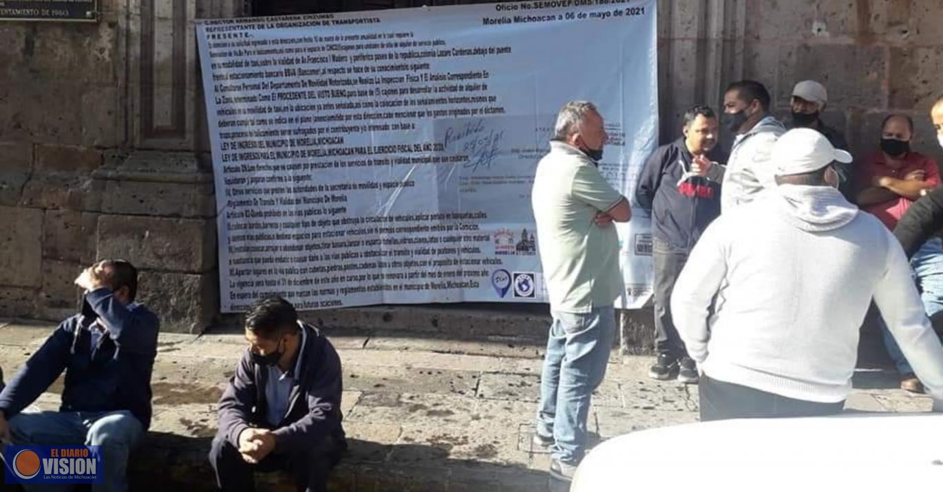 Taxistas se manifiesta en Palacio Municipal; piden orden a bases y taxis piratas