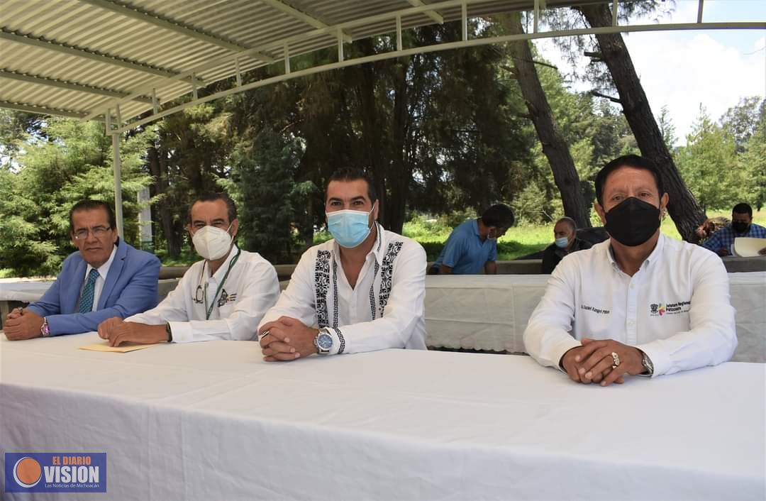 Adrián Melgoza Novoa, entregó la techumbre en la secundaria federal 