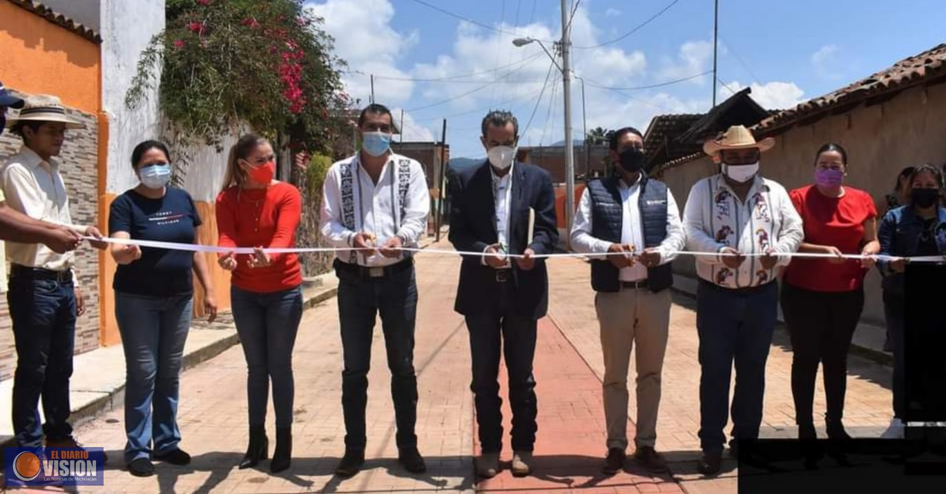 Adrián Melgoza Novoa, inauguró obra de la calle Negrete, en la cabecera municipal