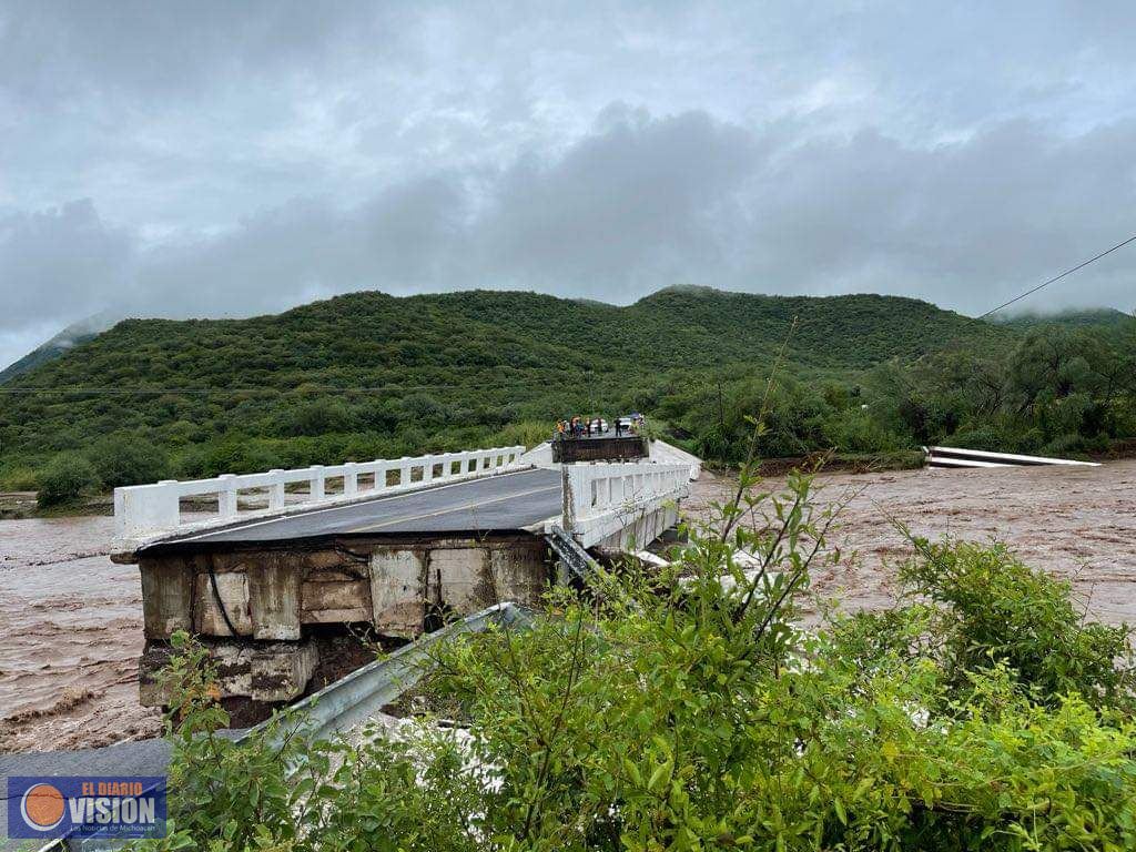 Se derrumba una sección del Puente Cuate II Ubicado en la carretera Carapan- Playa Azul