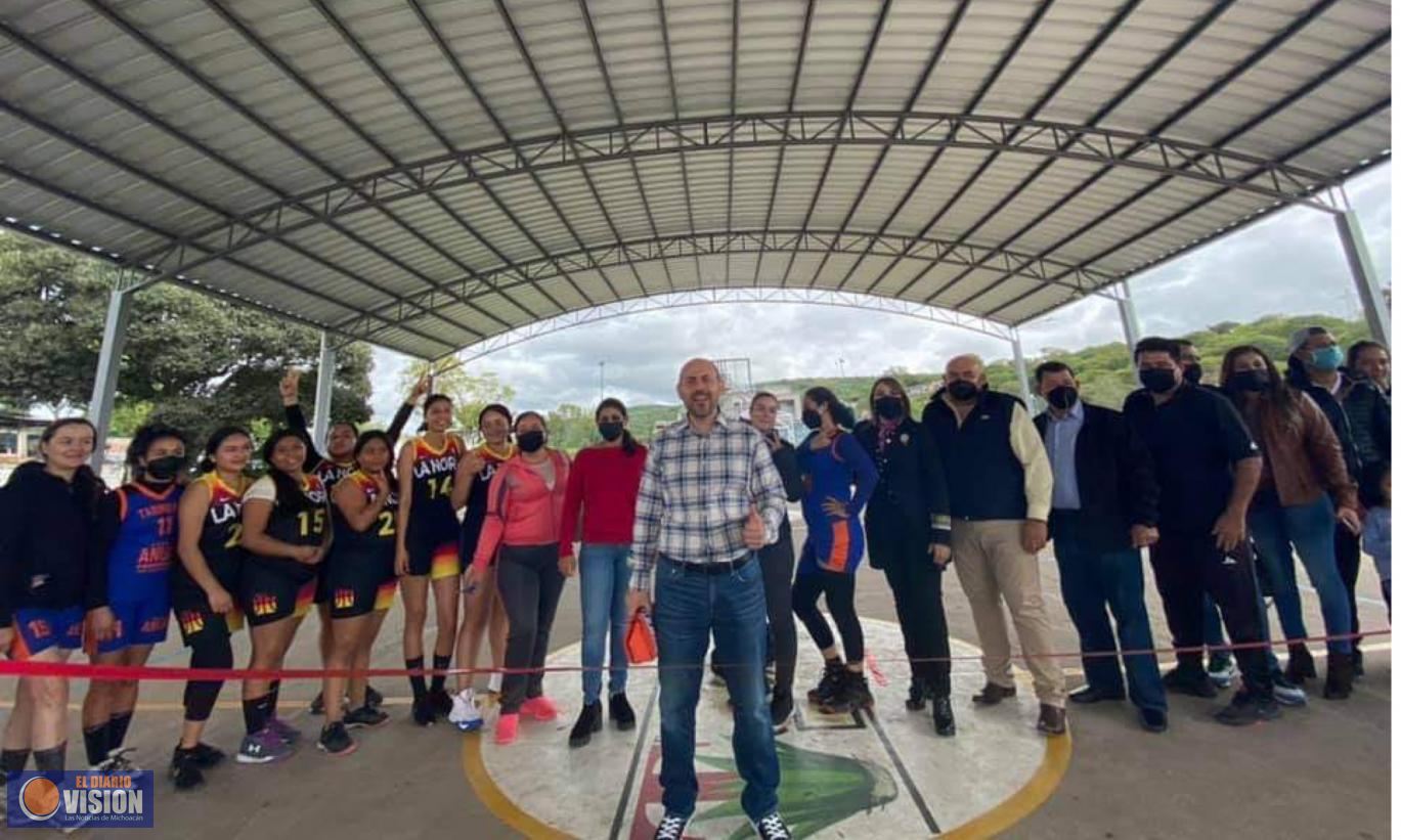 Eric Gaona García, inauguró las canchas de usos múltiples pertenecientes a la cabecera municipal