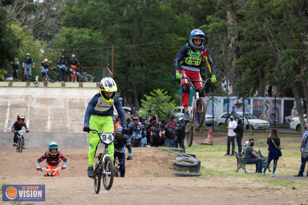 Humberto Arróniz entrega arrancador para pista BMX