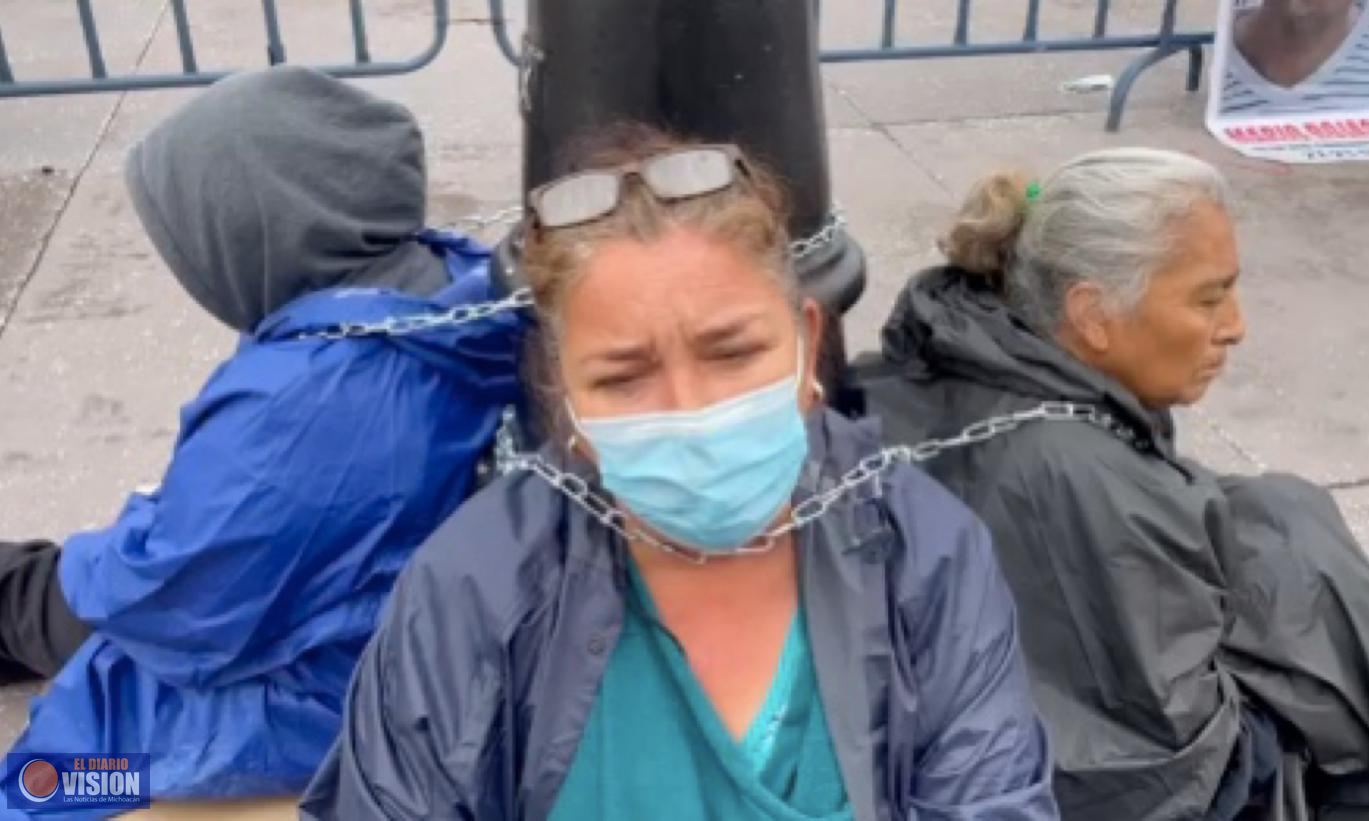 Familiares de desaparecidos se encadenan en el Zócalo