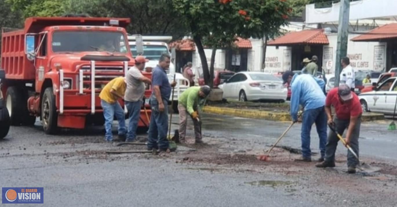 Gobierno de Uruapan, continúa el bacheo en diversas vialidades