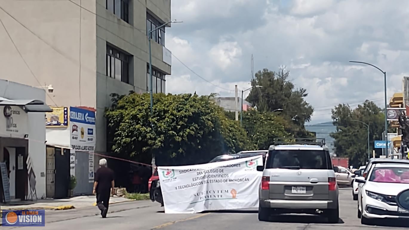 Trabajadores protestan por falta de pagos 
