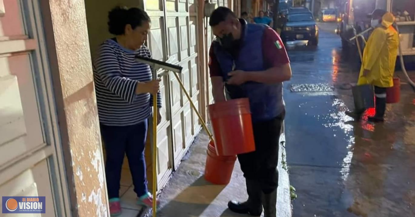 Gobierno de Zacapu, entrega kits de limpieza a familias afectadas por las lluvias 