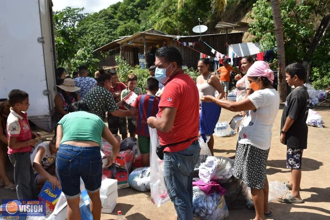 Entregan víveres a afectados por Huracán, en Lázaro Cárdenas