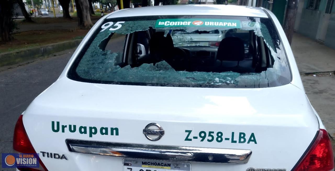 Policía Municipal asegura a dos operadores de taxi, por daño a las cosas