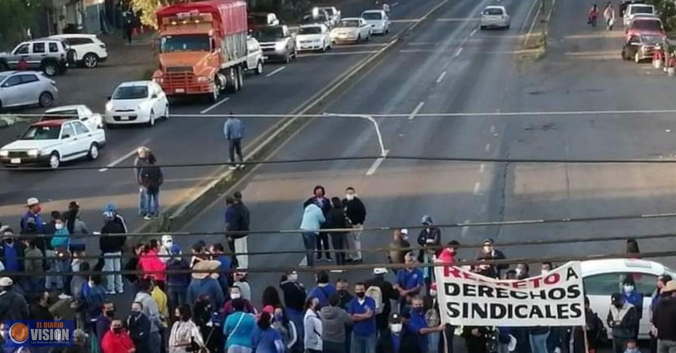Trabajadores del Poder Judicial, bloquean salida a Pátzcuaro por falta de pagos