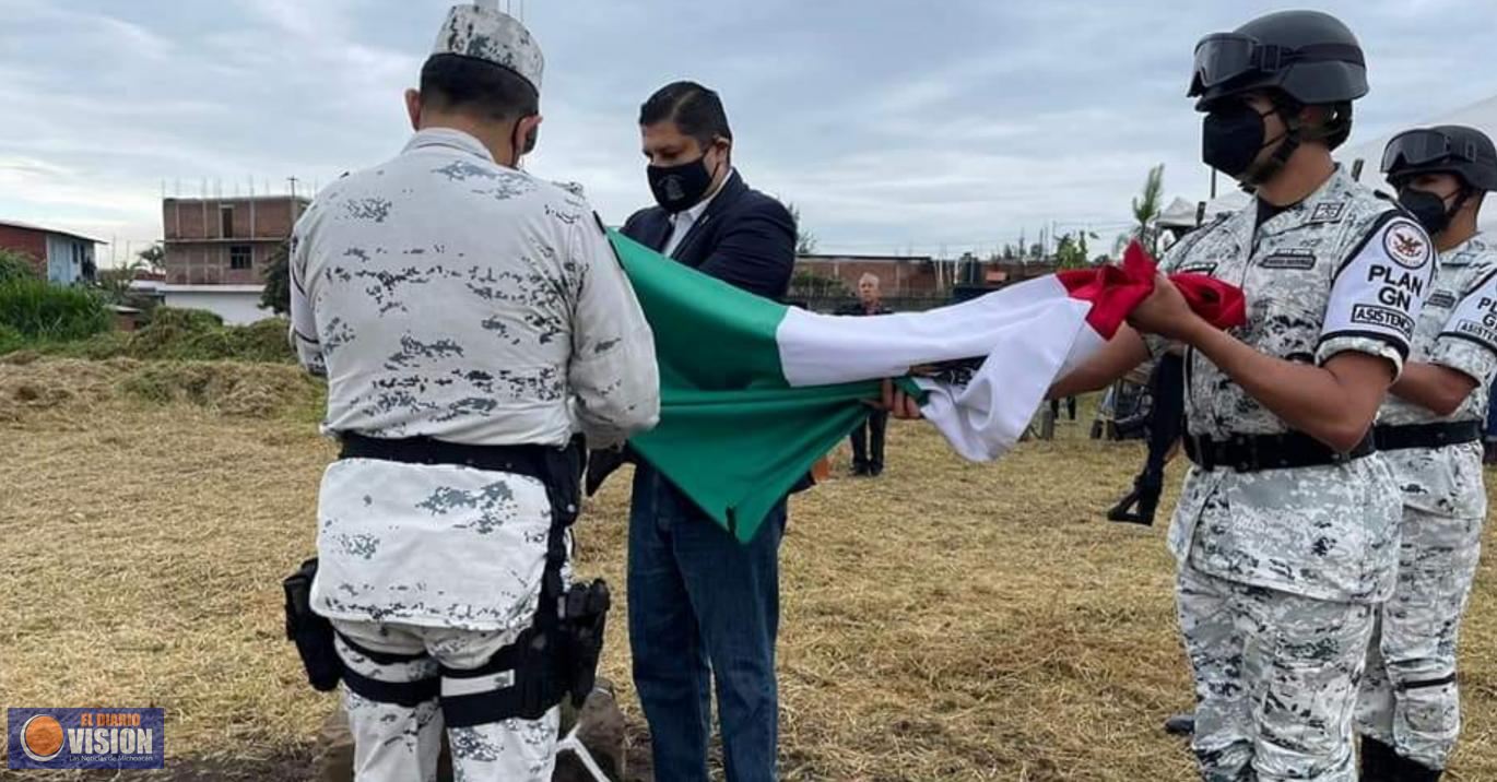 Nacho Campos realiza izamiento de bandera con representantes ejidales