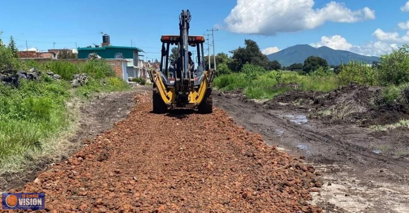 Ayuntamiento de Zacapu, rehabilita camino de acceso a la colonia El Paraíso 
