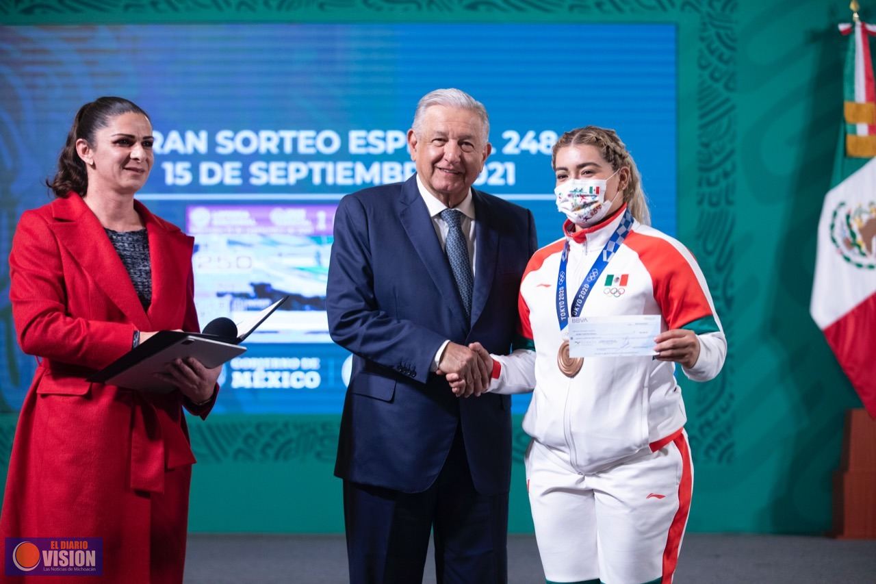 AMLO entrega estímulos económicos a deportistas que participaron en Tokio 2020