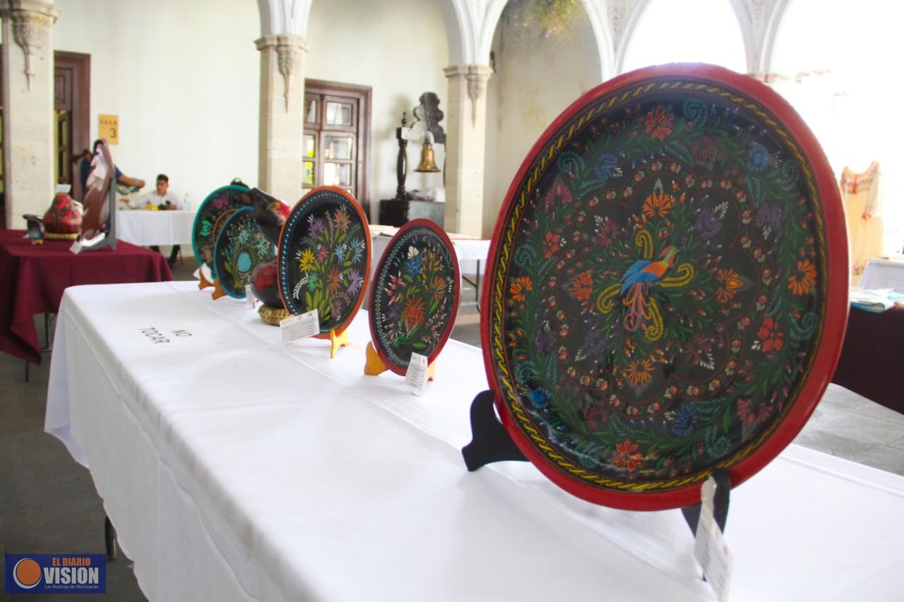 Participan 60 artesanos en el Concurso de Maque y Bordado