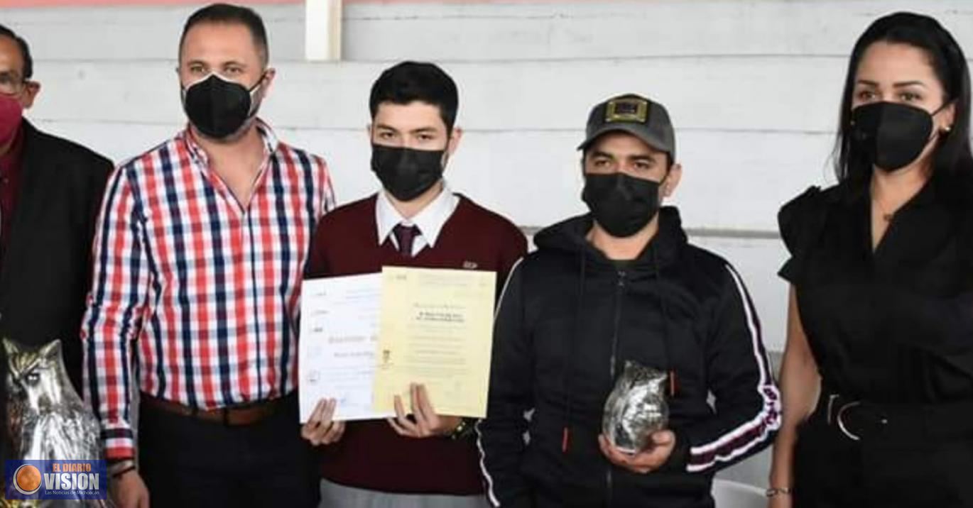 Luis Felipe León Balbanera asistió a la entrega de la presea 