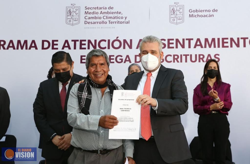 Bedolla ofrece apoyo a personas de escasos recursos para escriturar viviendas