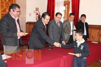 STASPLE entrega apoyos a hijos de trabajadores del Congreso del Estado