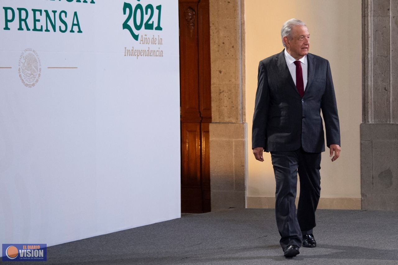 Insiste AMLO en atacar a la UNAM
