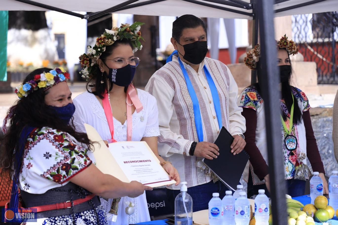 Nacho Campos entrega reconocimientos a médicos tradicionales