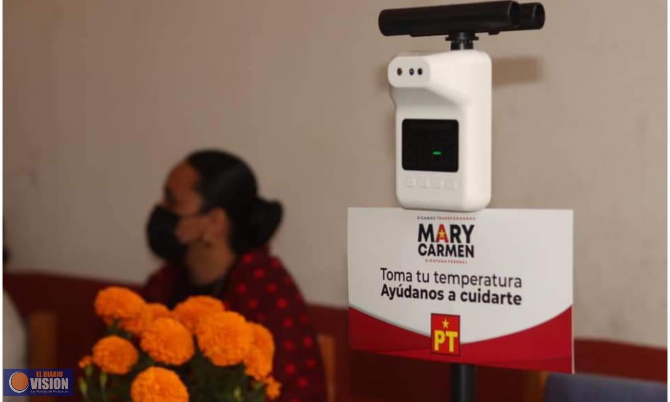 Mary Carmen Bernal, entrega termómetro con tripié a primaria en la comunidad del Malacate