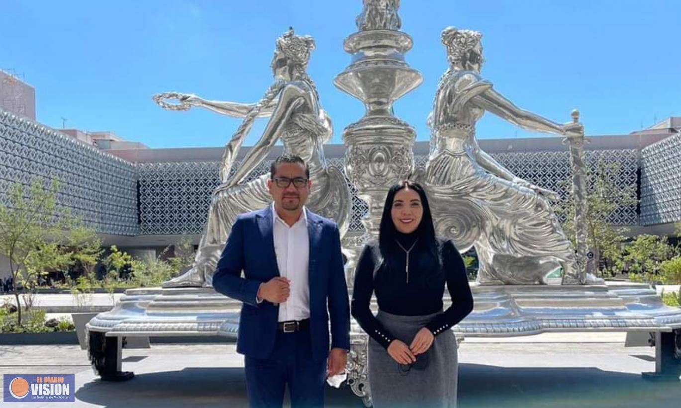 Adriana Campos Huirache, se reúne con Miguel Ramos, alcalde de Chilchota