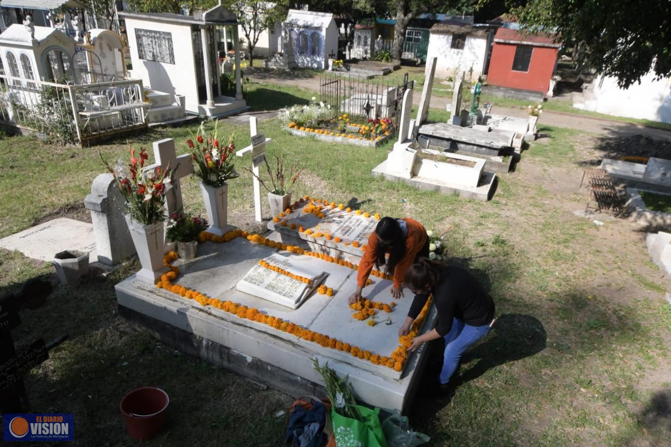 Morelianos acuden con orden y fluidez a Panteones Municipales