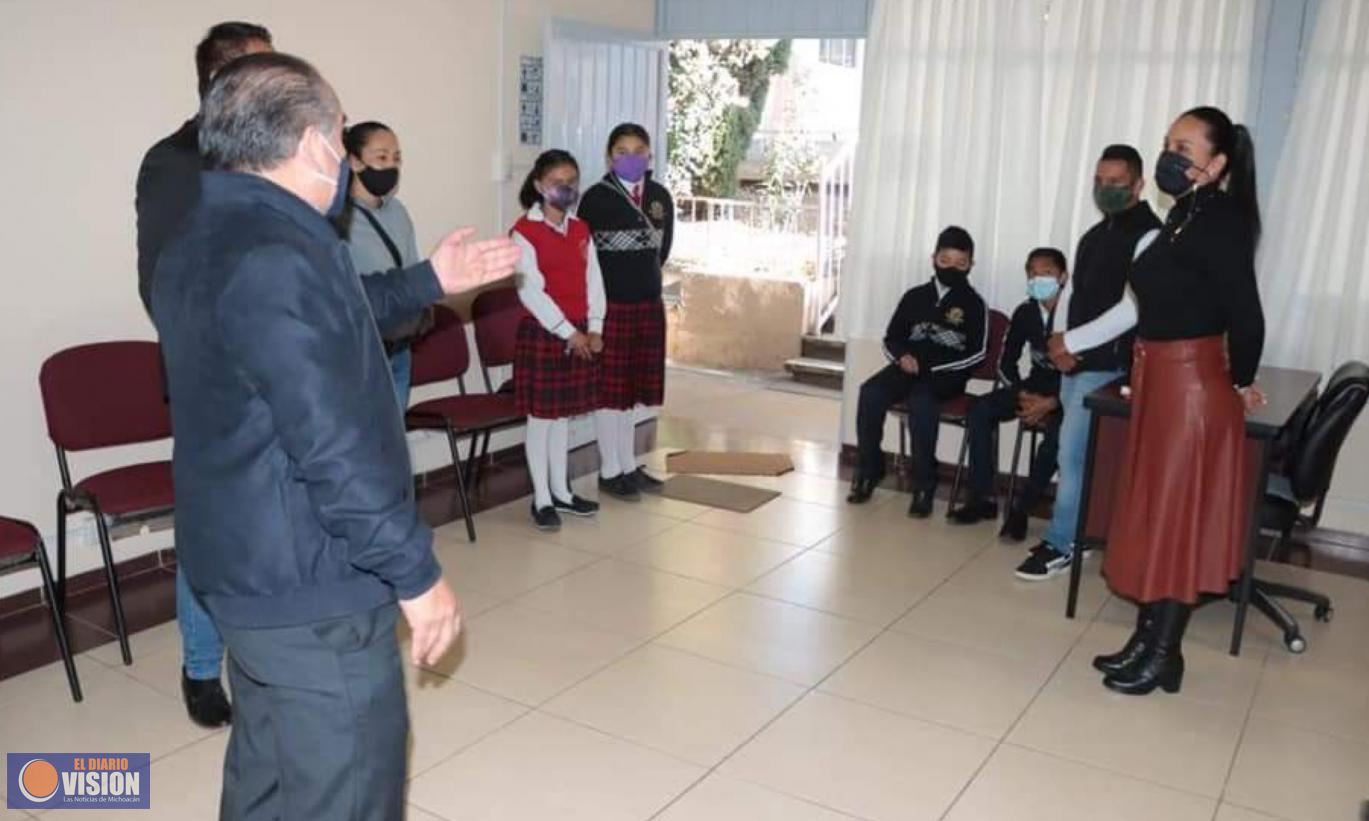 Mary Carmen Bernal entregó un tripié y gel antibacterial a la Escuela Primaria Francisco I. Madero