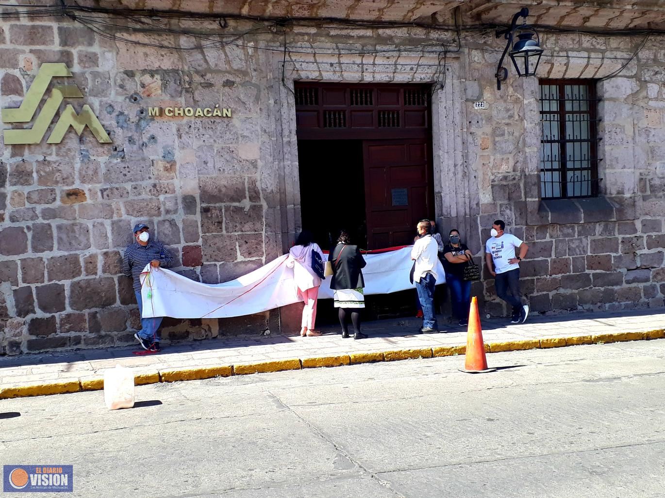Químicos se manifiestan en la Secretaría de Salud de Michoacán 