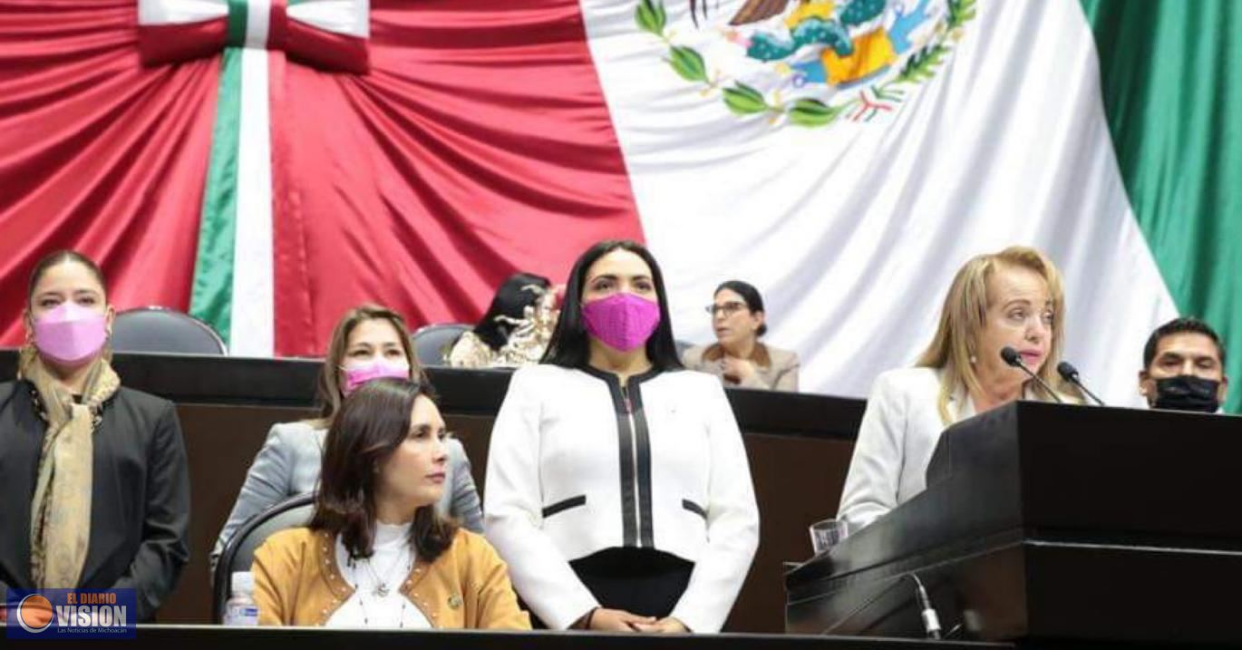 Adriana Campos, se suscribió a la iniciativa de inscribir en el Muro de Honor 