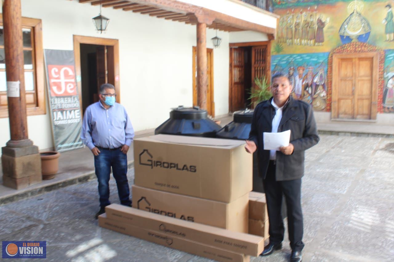 Gobierno de Julio Arreola entrega apoyos a Patzcuarenses 