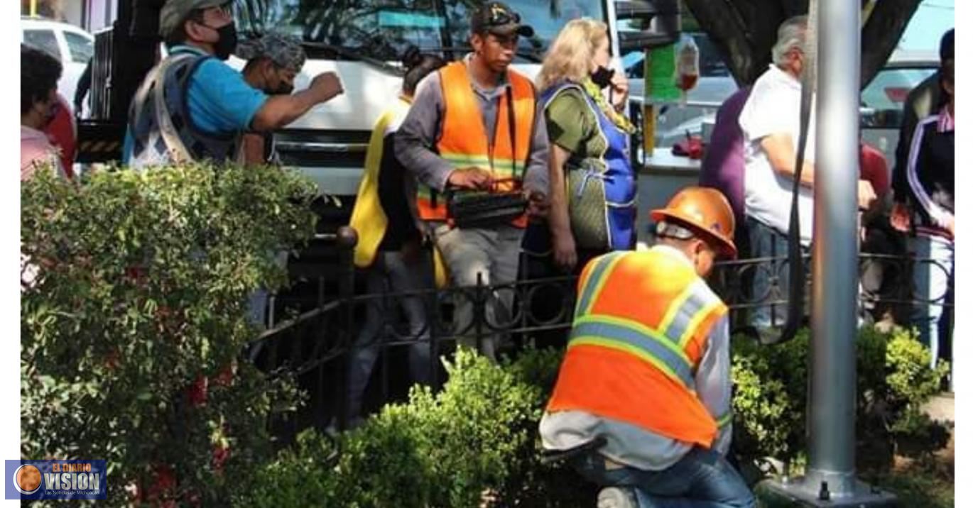Gobierno de Zitácuaro, sustituye lámparas para mejorar imágen urbana 