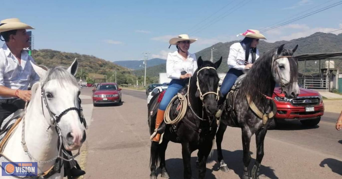 Mary Carmen Bernal, participó en la tradicional cabalgata del 20 de noviembre