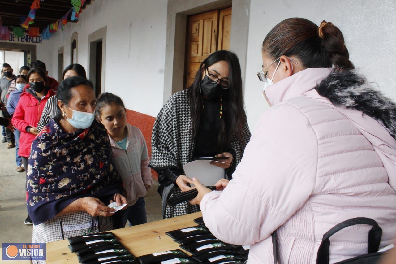 Atienden salud visual de locatarios en Cuanajo, autoridades de Pátzcuaro