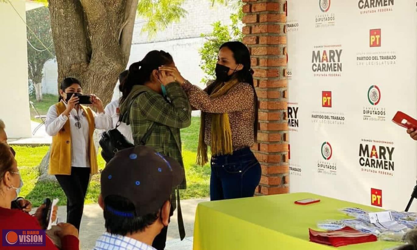 Mary Carmen Bernal, hizo entrega de lentes a personas del Municipio de Zitácuaro.