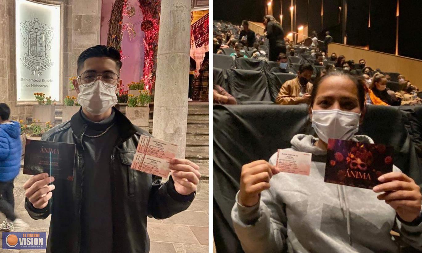 Mauricio Prieto Gómez, premió a las y los ganadores del concurso “Noche de Muertos”