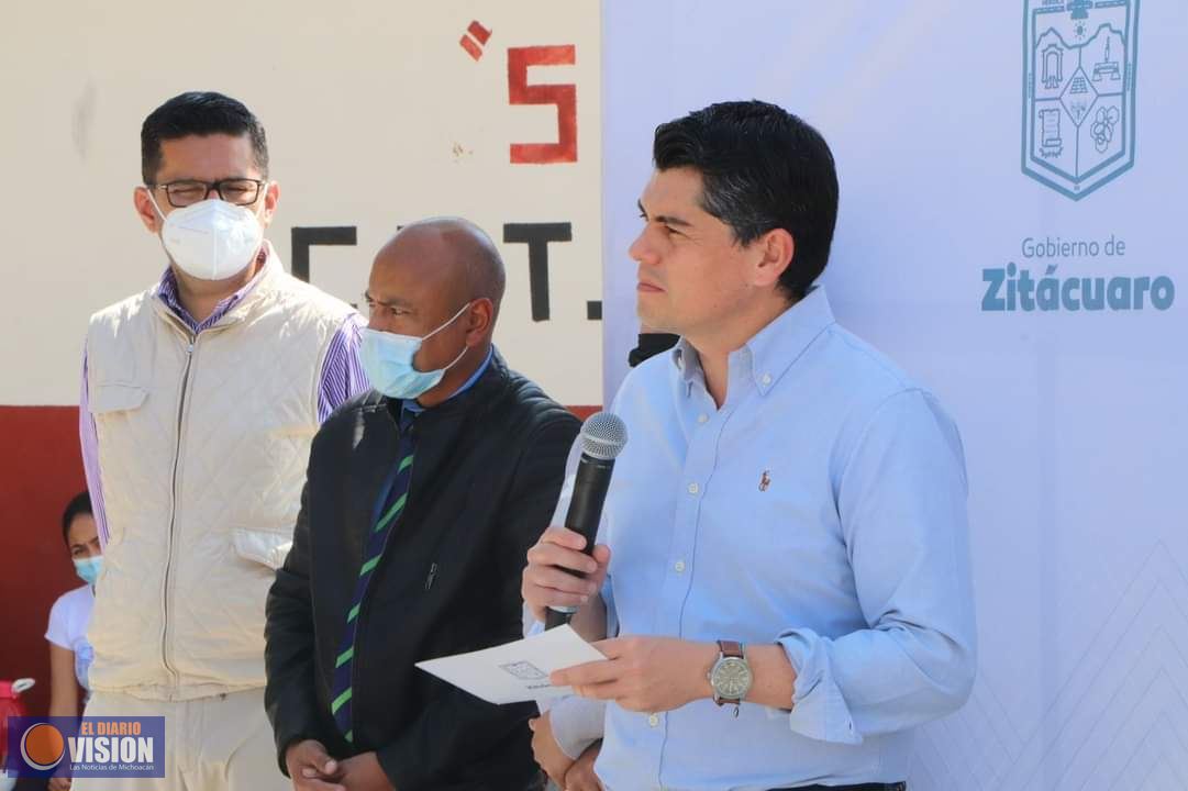 Antonio Ixtláhuac, entrega apoyos a escuelas de la comunidad de Timbineo de los Contreras 
