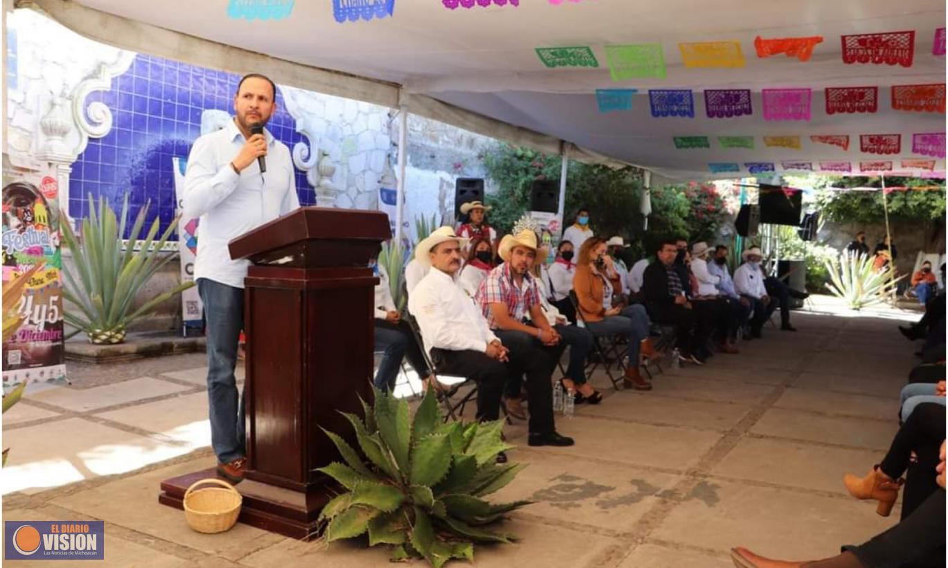 Mauricio Prieto, asistió a la Feria Gastronómica y del Mezcal en Charo